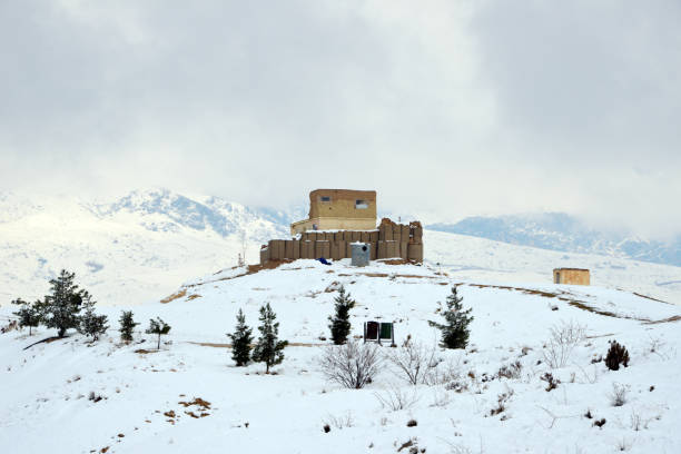 fort au sommet d’une colline avec des montagnes en arrière-plan, takht-i rustam, haibak, province de samangan, afghanistan - base relief photos et images de collection