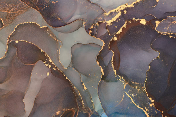 Currents of translucent hues, snaking metallic swirls, and foamy sprays of color shape the landscape of these free-flowing textures. Natural luxury abstract fluid art painting in alcohol ink technique corrientes de tonos translúcidos, remolinos metálicos serpenteantes y aerosoles espumosos de color dan forma al paisaje de estas texturas que fluyen libremente. pintura de arte fluido abstracto de lujo natural en técnica de tinta alcohólica