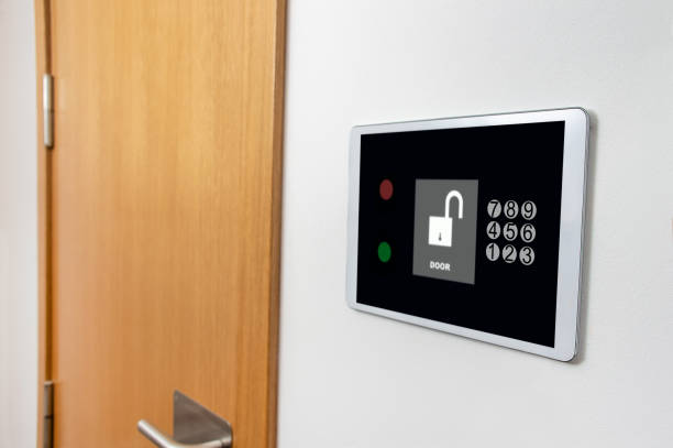 sistema de seguridad automatizado en una casa - alarma de seguridad fotografías e imágenes de stock