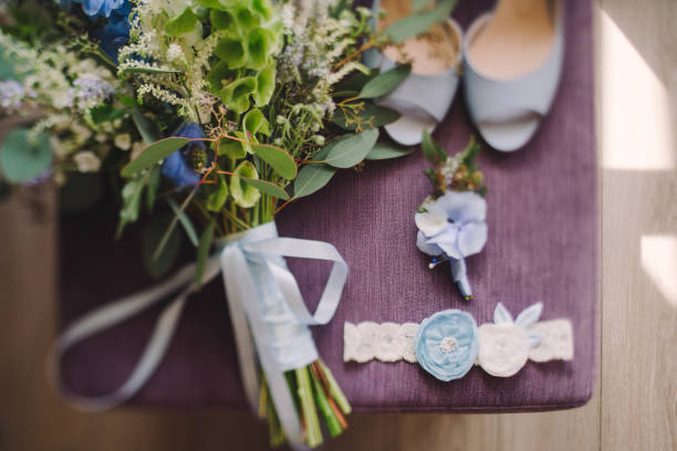 draufsicht auf brautstrumpfband, strauß feldblumen mit bändern, boutonniere und lederschuhe. - strumpfhalter stock-fotos und bilder