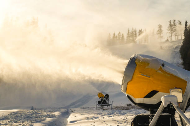 冬の山の雪の大砲。人工氷結晶を吹き付ける雪銃。雪を作る機械。 - mountain winter season machine snow making machine ストックフォトと画像