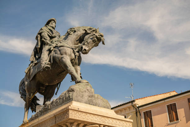 garibaldi statue in rovigo - rovigo foto e immagini stock