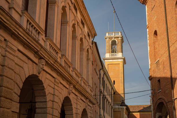 praça giuseppe garibaldi em rovigo uma cidade histórica italiana 2 - rovigo - fotografias e filmes do acervo