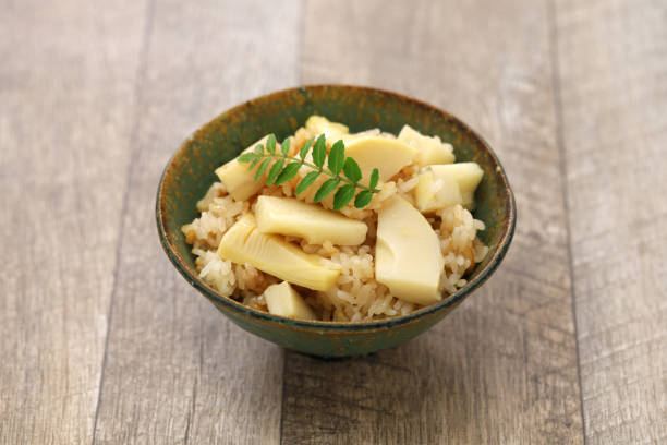 takenoko gohan ( arroz de brotes de bambú ), cocina japonesa - hervido fotografías e imágenes de stock