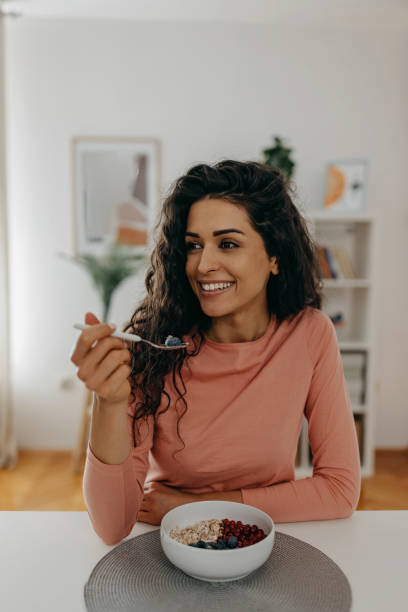 mi piace la mia colazione sana - oatmeal porridge bowl spoon foto e immagini stock