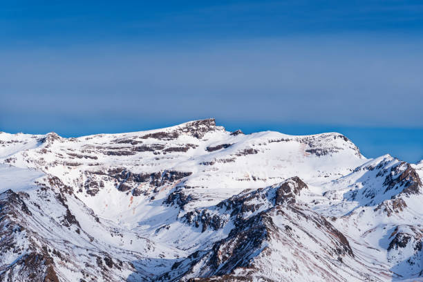 vue depuis le sud du sommet de veleta dans la sierra nevada, le tout recouvert d’une couverture de neige. - weather vane photos et images de collection