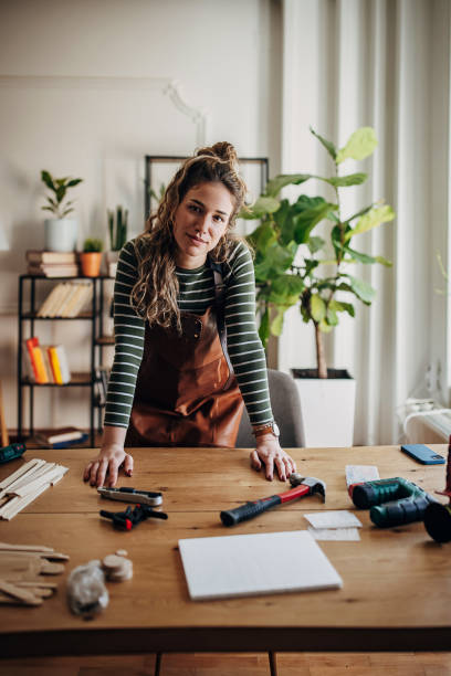 young woman in workshop - home improvement work tool hammer portrait imagens e fotografias de stock