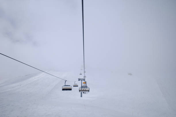 skilift und piste auf der zugspitze - dolomites ski lift winter ski track stock-fotos und bilder