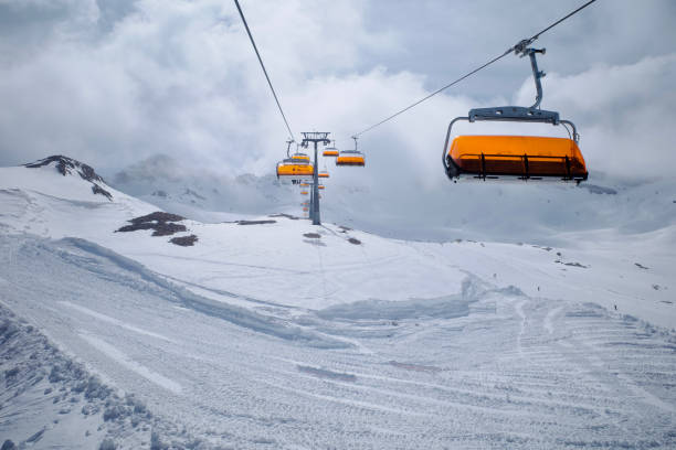 skilift und piste auf der zugspitze - dolomites ski lift winter ski track stock-fotos und bilder