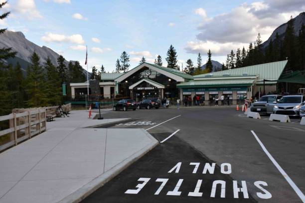 brama wejściowa gondolowa banff, banff, alberta, kanada, góry skaliste, pojazd lądowy, scena ludzi - banff gondola zdjęcia i obrazy z banku zdjęć