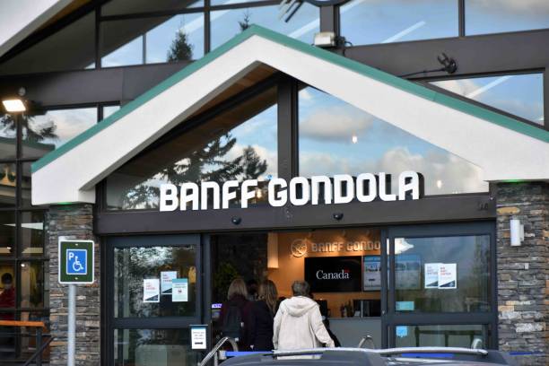 banff gondola, banff, alberta, kanada, góry skaliste, pojazd lądowy, scena spaceru ludzi - banff gondola zdjęcia i obrazy z banku zdjęć