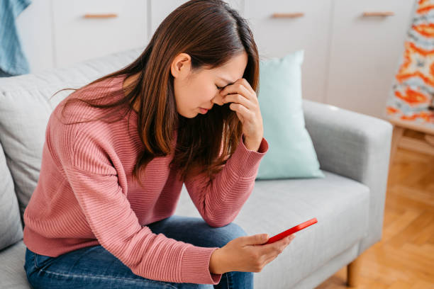 istock Young Woman Receiving A Sad Text Message 1392968835