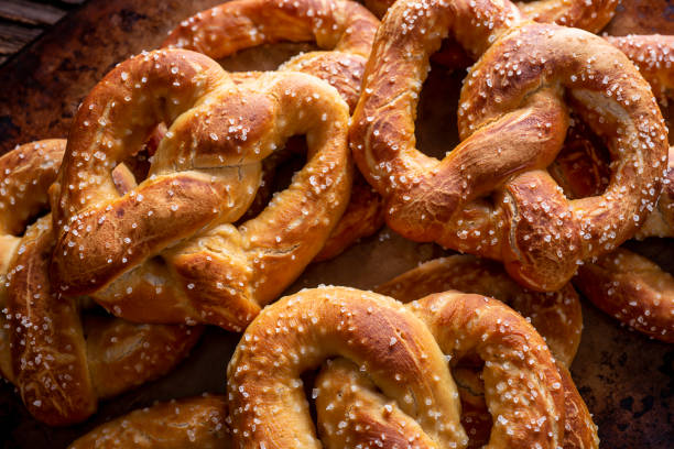 pretzels caseros - pretzel fotografías e imágenes de stock
