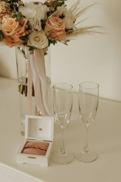 bouquet de mariée, boîte à bagues et verres à champagne. - champagne wedding pink petal photos et images de collection