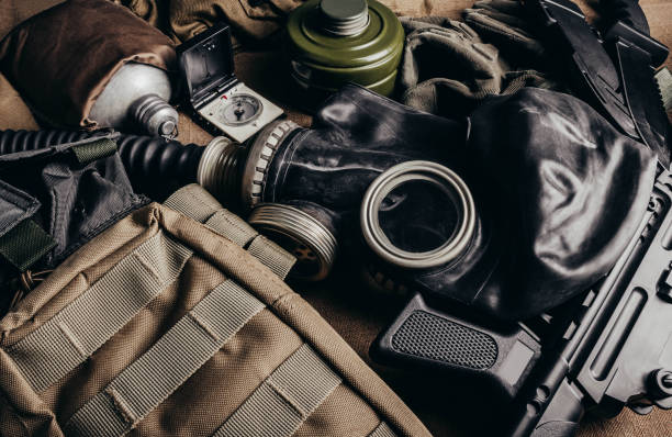 munitions de soldat stalker posées sur la table. - protective suit radiation chemical nuclear power station photos et images de collection