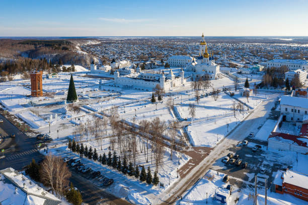 tobolsk no inverno. tobolsk kremlin, a única fortaleza de pedra na sibéria. vista aérea. - siberia russia russian orthodox orthodox church - fotografias e filmes do acervo