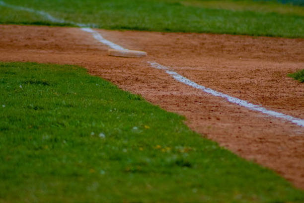 foto macro de la primera línea de base - baseball diamond baseball baseline grass fotografías e imágenes de stock