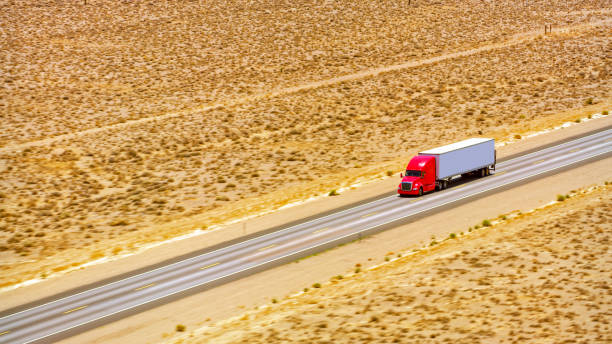 conduite camion sur une autoroute - semi truck truck highway red photos et images de collection