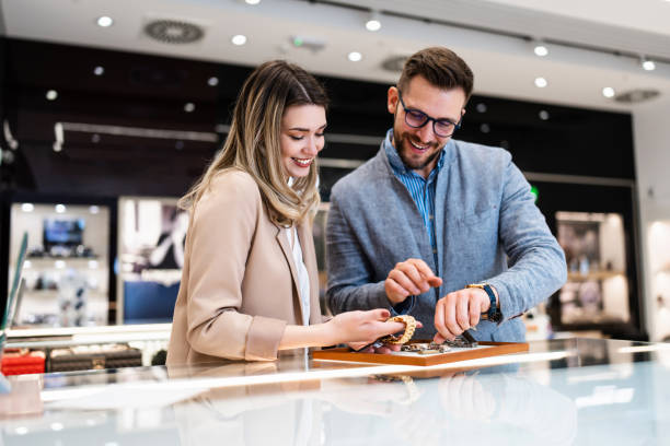 geschäftsmann im juweliergeschäft - jewelry shopping store diamond stock-fotos und bilder