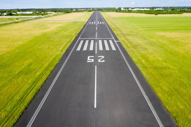 방향 표시가있는 공항 활주로의 조감도 25 - runway airport airfield asphalt 뉴스 사진 이미지