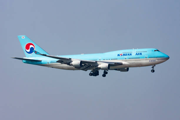 대한항공 보잉 747-400 hl7489 여�객기 도착 및 착륙 홍콩 첵랩콕 공항 - boeing boeing 747 airplane cargo container 뉴스 사진 이미지