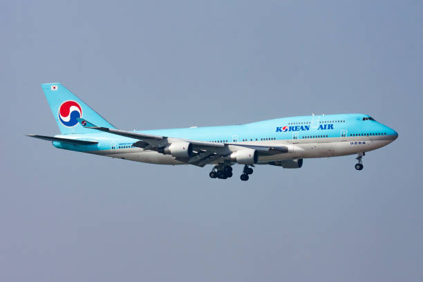 samolot pasażerski korean air boeing 747-400 hl7489 przylot i lądowanie na lotnisku chek lap kok w hongkongu - boeing boeing 747 airplane cargo container zdjęcia i obrazy z banku zdjęć