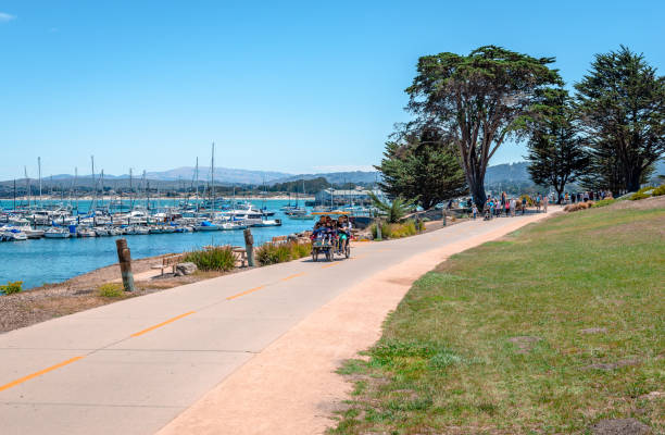 der monterey bay coastal recreation trail und der old fisherman's wharf - monterey california monterey county cannery row stock-fotos und bilder