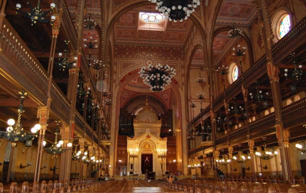 interior de la gran sinagoga de budapest, hungría - iluminación de techo abovedado fotografías e imágenes de stock