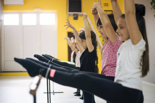 bambini che si esercitano a ballare in studio. - dance company foto e immagini stock