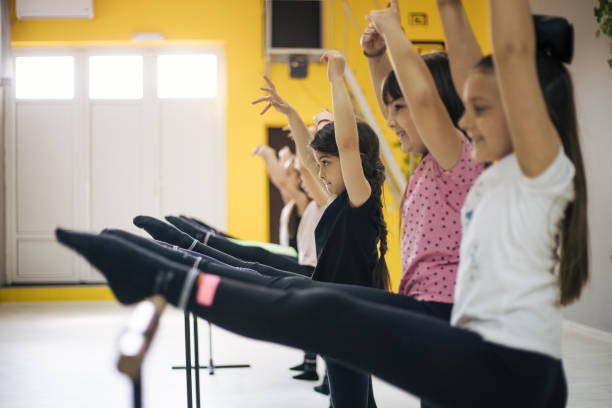 dzieci ćwiczące taniec w studio. - dance company zdjęcia i obrazy z banku zdjęć