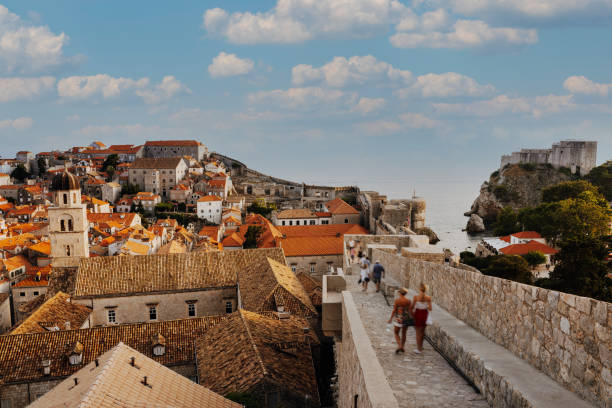 vue panoramique des remparts de la ville de dubrovnik et de la vieille ville, croatie - dubrovnik neretva county photos et images de collection