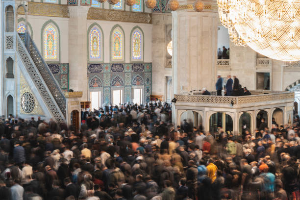 langes bild der menschenmenge, die sich in der moschee versammelt hat - place of worship stock-fotos und bilder