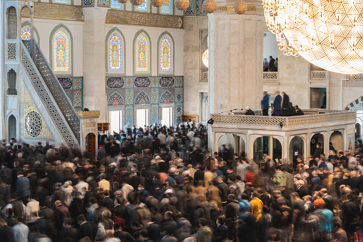 Imagen largamente posada de la multitud reunida en la mezquita photo