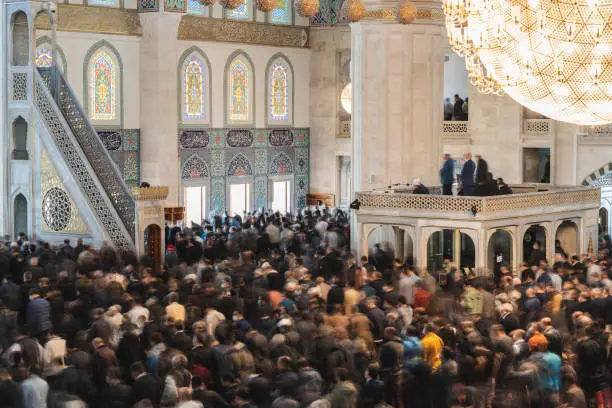 camide toplanan kalabalık cemaatin uzun pozlanmış görüntüsü. Namaz kılmak için toparlanan cemaat uzun pozlama tekniği kullanılarak fotoğraflanmıştır.