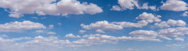 nubes hinchadas en un cielo azul - winslow arizona fotografías e imágenes de stock