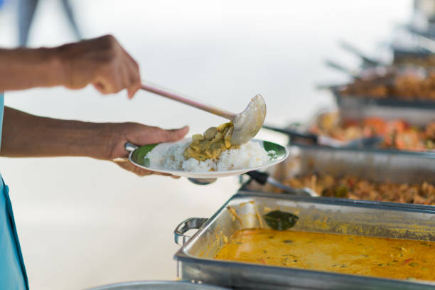 istock scooping the food, catering, dinner time 1393035041