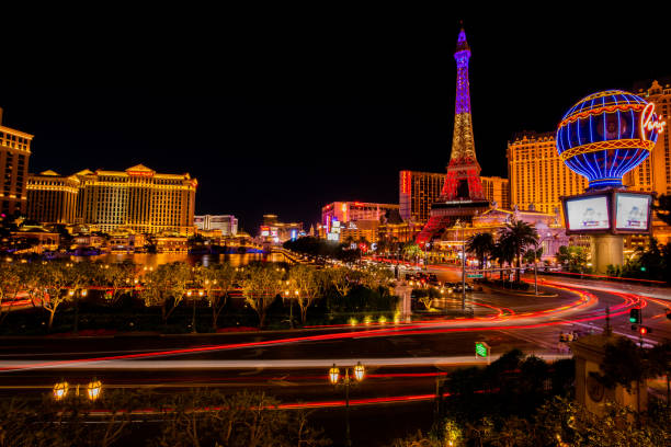 le strip de las vegas de nuit - eiffel tower photos et images de collection