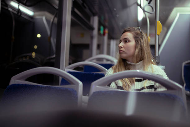 버스를 타는 동안 여자는 창문 밖을 바라 보았다. - driver bus public transportation reflection 뉴스 사진 이미지