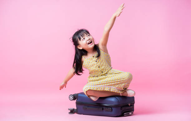 image d’enfant asiatique avec valise, concept d’été - sitting isolated child beautiful photos et images de collection