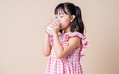 背景に牛乳を飲むアジアの子供のイメージ
