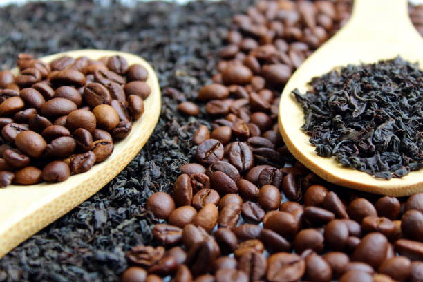 차와 커피는 나무 숟가락에 있습니다. - meal traditional culture heap food and drink 뉴스 사진 이미지