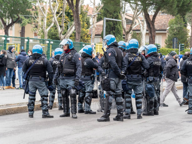 bergamo, itália. a polícia de choque foi acionada do lado de fora do estádio bergamo. prevenção de brigas com adversários. proteção de torcedores chegando ao estádio - football police officer crowd - fotografias e filmes do acervo