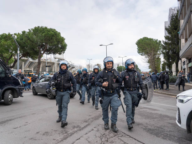 bergamo, italien. vor dem bergamo-stadion war die polizei im einsatz. vermeidung von auseinandersetzungen mit gegnern. schutz der fans, die das stadion erreichen - football police officer crowd stock-fotos und bilder