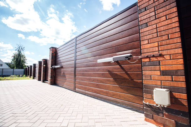 recinzione moderna con cancello automatico - cancello automatico foto e immagini stock