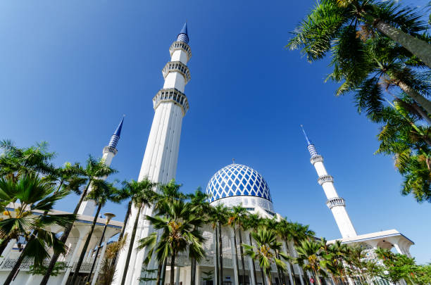 la moschea blu conosciuta anche come moschea del sultano salahuddin abdul aziz shah situata a shah alam selangor - selangor state foto e immagini stock