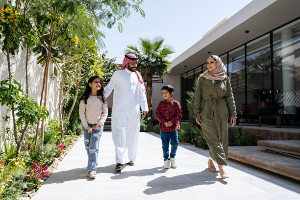 young saudi children walking outdoors with their parents - ar ábia saudita imagens e fotografias de stock