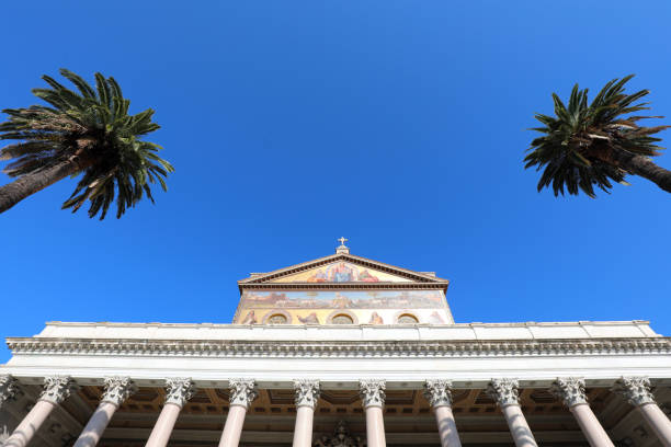 fasada bazyliki św. pawła za murami zwana san paolo fuori le mura w języku włoskim - st pauls church zdjęcia i obrazy z banku zdjęć