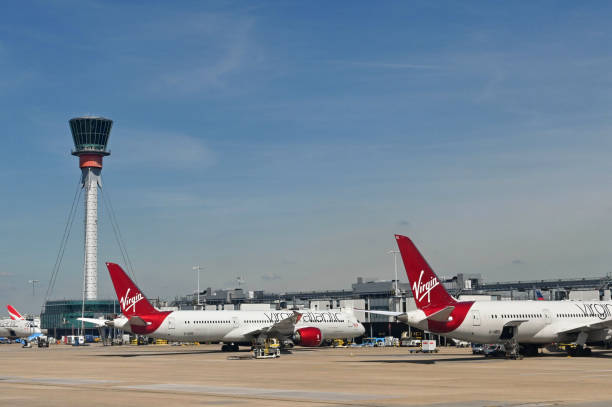 jets virgin altantic garés dans un terminal de l’aéroport - virgin group photos et images de collection