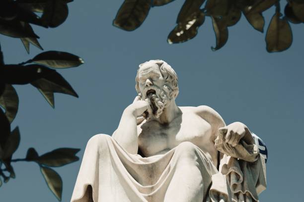 statue de l’ancien philosophe grec socrates - ancient past classic monument photos et images de collection