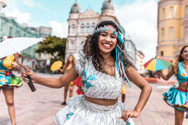 ballerini frevo al carnevale di strada a recife, pernambuco, brasile. - party umbrella foto e immagini stock